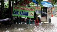 Hujan dengan intensitas cukup tinggi yang mengguyur wilayah Jakarta membuat sejumlah area terendam banjir.