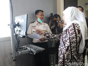 Gubernur Jatim Cek Alat Suhu Tubuh Antisipasi Virus Corona di Juanda