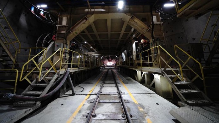 Terowongan 1 Kereta Cepat Jakarta-Bandung sudah mulai dibor oleh mesin bor raksasa yang dibawa dari China. Seperti apa penampakannya?