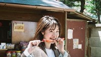 Agaknya Erika memang pencinta makanan manis. Lihat lagi nih pose Erika saat ngemil sesuatu yang kenyal. Foto: Instagram erika_karata_unofficial