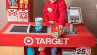 Sang anak diketahui suka ke supermarket Target. Pada Natal kemarin, Renee akhirnya beride membuat sendiri miniatur Target untuk area bermain sang anak. Foto: Facebook renee.doby