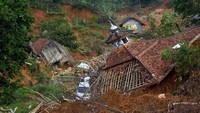 Sejumlah bangunan dan kendaraan rusak tertimbun longsor di Kampung Cigobang, Desa Banjarsari, Lebak, Banten, Jumat (24/1/2020).