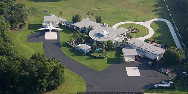 Memiliki lahan parkir yang luas untuk koleksi mobil belum cukup untuk aktor John Travolta. Selain mobil, bintang film Hairspray itu juga membuat lahan parkir untuk jet pribadinya. Travolta diketahui memang seorang pilot berlisensi dan memiliki armada pesawat termasuk Boeing 707. Foto: dok. financesonline