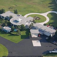 Memiliki lahan parkir yang luas untuk koleksi mobil belum cukup untuk aktor John Travolta. Selain mobil, bintang film Hairspray itu juga membuat lahan parkir untuk jet pribadinya. Travolta diketahui memang seorang pilot berlisensi dan memiliki armada pesawat termasuk Boeing 707. Foto: dok. financesonline