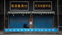 Wuhan juga terkenal akan pasar daging dan seafood yang ramai dikunjungi masyarakat di sana. Tragisnya, Pasar Seafood Huanan yang terletak di tengah Kota Wuhan itu diduga menjadi asal mula penyebaran virus ini (Foto: Getty Images)