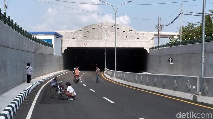 Underpass terpanjang di Indonesia resmi dibuka. Underpass di bawah komplek Bandara Internasional Yogyakarta (YIA) ini memiliki panjang 1,4 kilometer.