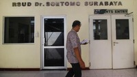 Sebagai pusat rujukan tertinggi di Indonesia Timur, khususnya di Jawa Timur, RSUD Dr Soetomo siap membentuk tim medis khusus dengan fasilitas enam RIK yang dua diantaranya memiliki tekanan udara negatif untuk merawat pasien dengan gejala infeksi kronis seperti halnya virus Corona. ANTARA FOTO/Moch Asim.