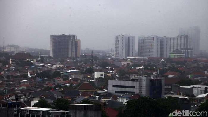 Jakarta Gelap Akibat Hujan Deras Jakarta terlihat gelap akibat hujan deras yang mengguyur, Jumat (24/1/2020). Akibat hujan beberapa di daerah Jakarta mengalami genangan air mencapai 40 cm.