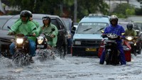 Banjir yang merendam Jalan Sukarjo Wiryopranoto itu membuat para pengendara motor harus berhati-hati saat melintas.