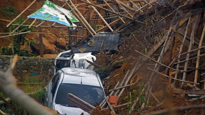 Kerusakan cukup parah akibat banjir bandang dan longsor di Lebak, Banten, terlihat di Kampung Cigobang. Kawasan itu pun kini menjadi kampung mati.
