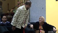 Selain dua komisioner KPU itu, Sekjen PDIP Hasto Kristiyanto sudah lebih dulu hadir. Hasto mengaku memenuhi panggilan KPK sebagai saksi.