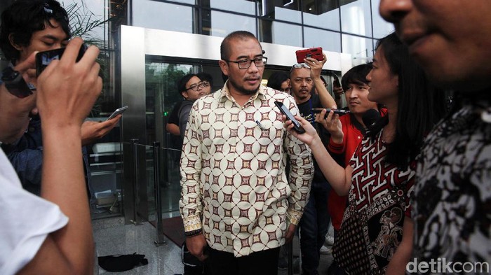 Komisioner KPU Hasyim Asyari berjalan meninggalkan gedung KPK, Jakarta, Jumat (24/1/2020) usai menjalani pemeriksaan. KPK memeriksa Hasyim Asyari sebagai saksi dari tersangka mantan Komisioner KPU Wahyu Setiawan dalam kasus dugaan korupsi penetapan pergantian antar waktu anggota DPR periode 2019-2024.