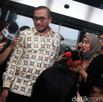 Komisioner KPU Hasyim Asy'ari berjalan meninggalkan gedung KPK, Jakarta, Jumat (24/1/2020) usai menjalani pemeriksaan. KPK memeriksa Hasyim Asy'ari sebagai saksi dari tersangka mantan Komisioner KPU Wahyu Setiawan dalam kasus dugaan korupsi penetapan pergantian antar waktu anggota DPR periode 2019-2024.