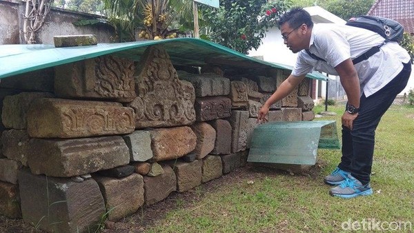 Candi ini merupakan peninggalan zaman Mataram Kuno sekitar abad VIII masuk abad IX. Masih ditemukan sisa-sisa candi di lokasi candi seluas 4.540 meter persegi ini (Eko Susanto/detikcom) Candi ini merupakan peninggalan zaman Mataram Kuno sekitar abad VIII masuk abad IX. Masih ditemukan sisa-sisa candi di lokasi candi seluas 4.540 meter persegi ini (Eko Susanto/detikcom)