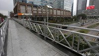 Pasalnya jembatan tersebut selain tidak ditutup kanopi, lantai dari jembatan sangat licin akibat diguyur hujan sehingga membahayakan pejalan kaki.