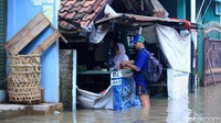 Sebagian warga tetap bertahan di rumahnya. Wisma Putra/detikcom.