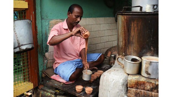 Penghargaan 2019 Travel Photographer of the Year memberikan hadiah khusus untuk fotografer muda. Ia Indigo Larmour (11) dari Irlandia yang menjadi pemenang umum dengan foto penjual cha di Kolkata (Foto: TPOTY/CNN) Penghargaan 2019 Travel Photographer of the Year memberikan hadiah khusus untuk fotografer muda. Ia Indigo Larmour (11) dari Irlandia yang menjadi pemenang umum dengan foto penjual cha di Kolkata (Foto: TPOTY/CNN)