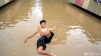 Seorang anak terjun dari atas underpass.