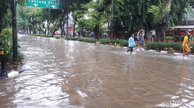 Genangan di depan Pengadilan Tipikor, Jakarta Pusat