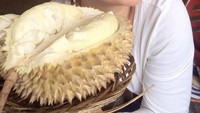 Waaah! Berpose dengan durian, Soraya tampaknya pencinta berat buah berduri ini. Sebutir durian kupas sudah siap jadi menu santapan. Foto: instagram