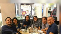 Keluarga Soraya dan Ekki ini memang sama-sama senang kulineran. Terlihat banyak momen kumpul sambil makan-makan. Foto: instagram