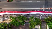 Kirab kebangsaan tersebut diikuti oleh ribuan warga lintas agama, organisasi masyarakat, instansi pemerintah, dan TNI-POLRI.