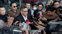 Hasto Kristiyanto mengaku tidak tahu menahu perihal suap dalam pergantian antar-waktu (PAW) anggota DPR dari PDIP yang dibongkar KPK. Suap itu terjadi antara mantan caleg PDIP Harun Masiku pada mantan Komisioner KPU Wahyu Setiawan.