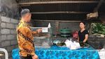 Mengaku Raja Majapahit, Anggota DPD Bali Ini Pose dengan Buah Majapahit