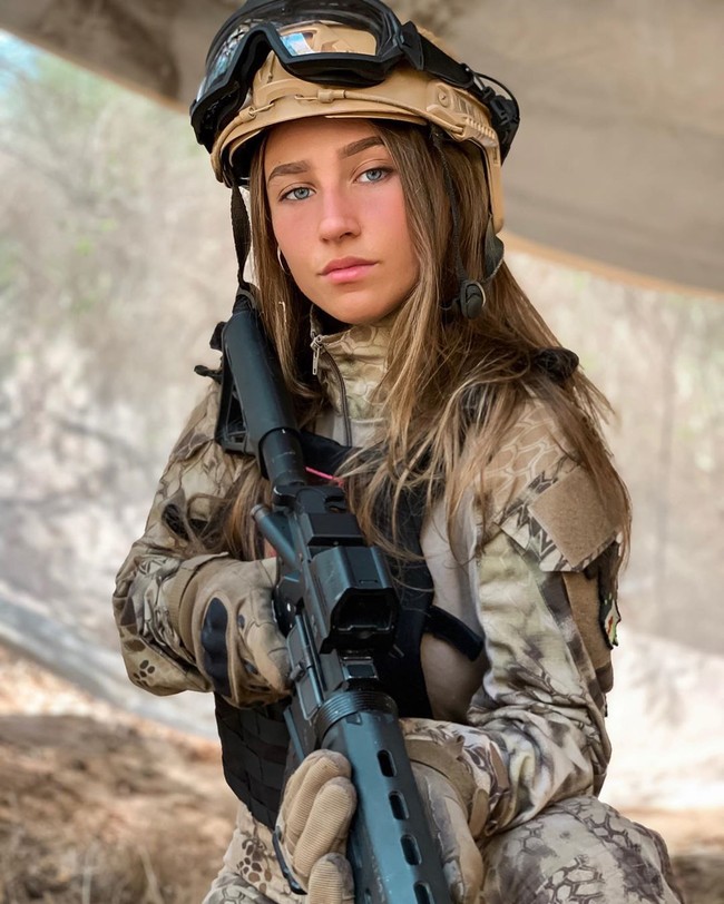 Natalia adalah pemain airsofter yang juga streamer dan veteran Israel Defense Forces (IDF). Dalam Instagram-nya, Natalia mengaku bukanlah seorang model sejata tapi benar-benar pernah bertugas sebagai tentara. Foto: Instagram @nataliafardeev