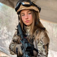 Natalia adalah pemain airsofter yang juga streamer dan veteran Israel Defense Forces (IDF). Dalam Instagram-nya, Natalia mengaku bukanlah seorang model sejata tapi benar-benar pernah bertugas sebagai tentara. Foto: Instagram @nataliafardeev