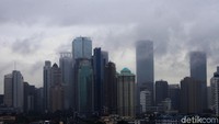 Awan bergerak perlahan terbawa angin dan mengakibatkan hujan turun di beberapa wilayah Ibu Kota.