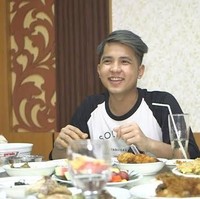 Terakhir ada Jirayut Afisan yang merupakan penyanyi dangdut Indonesia. Mendengar namanya saja sudah terlihat jika dirinya tidak berasal dari Indonesia. Jirayut sendiri berasal dari Thailand. Kini dirinya sudah makin eksis di Indonesia. Foto: Instagram