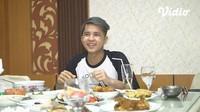 Bukan hanya bakso saja, Jirayut juga menyukai kuliner Indonesia yang lain. Seperti pada momen ini, Jirayut tampak bahagia dengan suguhan makanan Indonesia yang melimpah di atas meja. Foto: Istimewa