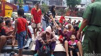Buru Angpau Imlek, Pengemis Menginap di Vihara Petak Sembilan