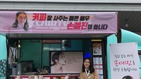 Punya banyak penggemar, Yejin paling sering nih dikirimi food truck berisi makanan enak oleh para penggemarnya. Foto: Instagram @yejinhand