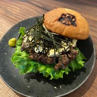 Burger Unik di Resto Ini Dimakan dengan Pedang Katana Jepang