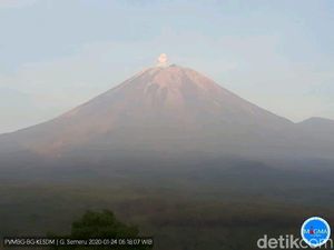 Semeru Batuk Semburkan Abu Setinggi 400 Meter