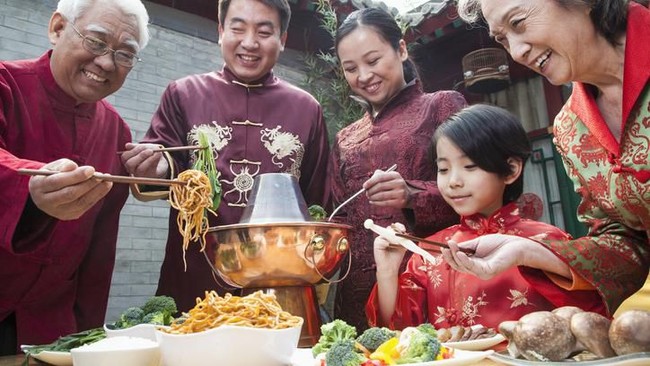 Hadiri Jamuan Imlek 2020, Ikuti 5 Etiket Makan Penting Ini