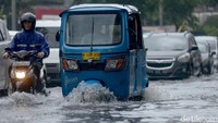 Hujan yang mengguyur sejumlah wilayah di Jabodetabek membuat beberapa jalan tergenang air, salah satunya adalah Jalan Sukarjo Wiryopranoto.
