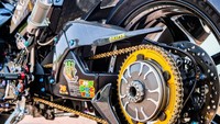 Kemudian yang tak kalah menarik, MX King ini menggunakan monoarm beserta pelek depan dan belakang Ninja H2 dengan motif bintangnya yang khas. Untuk menebus satu set pelek dan swingarm itu biayanya disebut mencapai VND 100 juta atau Rp 58,5 juta. Kedua roda itu dibalut ban Michelin dengan ukuran 120 mm di depan dan 190 mm di belakang. Foto: news.zing.vn