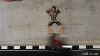 Underpass ini sangat melekat dengan nuansa dan seni budaya. Begitu masuk di atas mulut underpass terdapat dekorasi kalamakara dan sulur yang mirip hiasan yang ada di pintu Tamansari yang identik dengan Keraton Yogyakarta. Sedangkan di sepanjang underpass, di sisi selatan dipenuhi ornamen tari Angguk yang menjadi kesenian khas Kulon Progo. Sedangkan di utara jalan Tari Jathilan yang khas dengan tarian masyarakat DIY dan Jawa Tengah.