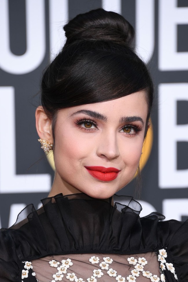 Sofia Carson tampil klasik dengan lipstik merah-matte. Tampilan makeup Imlek akan semakin glamour dengan tambahan bulu mata palsu.  Foto: Getty Images