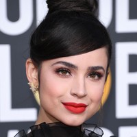 Sofia Carson tampil klasik dengan lipstik merah-matte. Tampilan makeup Imlek akan semakin glamour dengan tambahan bulu mata palsu.  Foto: Getty Images