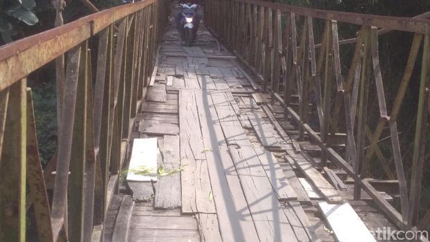 Saat melintas maka jembatan akan begoyang dan menimbulkan bunyi derit cukup keras