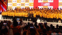 Jokowi dan Maruf memasuki ruangan bersama Ketua Umum Hanura Oesman Sapta Odang (OSO). Ketiganya disambut tepuk tangan para kader Hanura.