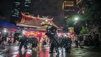 Pemain Barongsai beraksi di halaman Vihara Amurva Bhumi, kawasan Karet Semanggi, Jakarta, Jumat (24/1/2020). ANTARA FOTO/Aprillio Akbar.