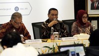 Hasil evaluasi penetapan tingkat bunga penjaminan LPS ini diperoleh setelah mempertimbangkan sejumlah indikator, di antaranya tren suku bunga simpanan perbankan yang cenderung masih terus turun, kondisi likuiditas perbankan yang membaik, dan volatilitas pasar keuangan global yang mereda.