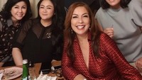 Tak hanya kulineran dengan keluarga, Soraya juga hobi makan bersama teman-temannya. Lihat saja salah satu pose serunya ketika usai makan bersama. Foto: instagram