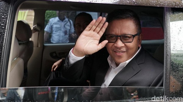 Lambaian Tangan Hasto Usai Diperiksa 5 jam