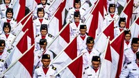 Tampak sejumlah peserta mengenakan seragam pasukan pengibar bendera (Paskibra) dalam Kirab Kebangsaan Merah Putih tersebut.